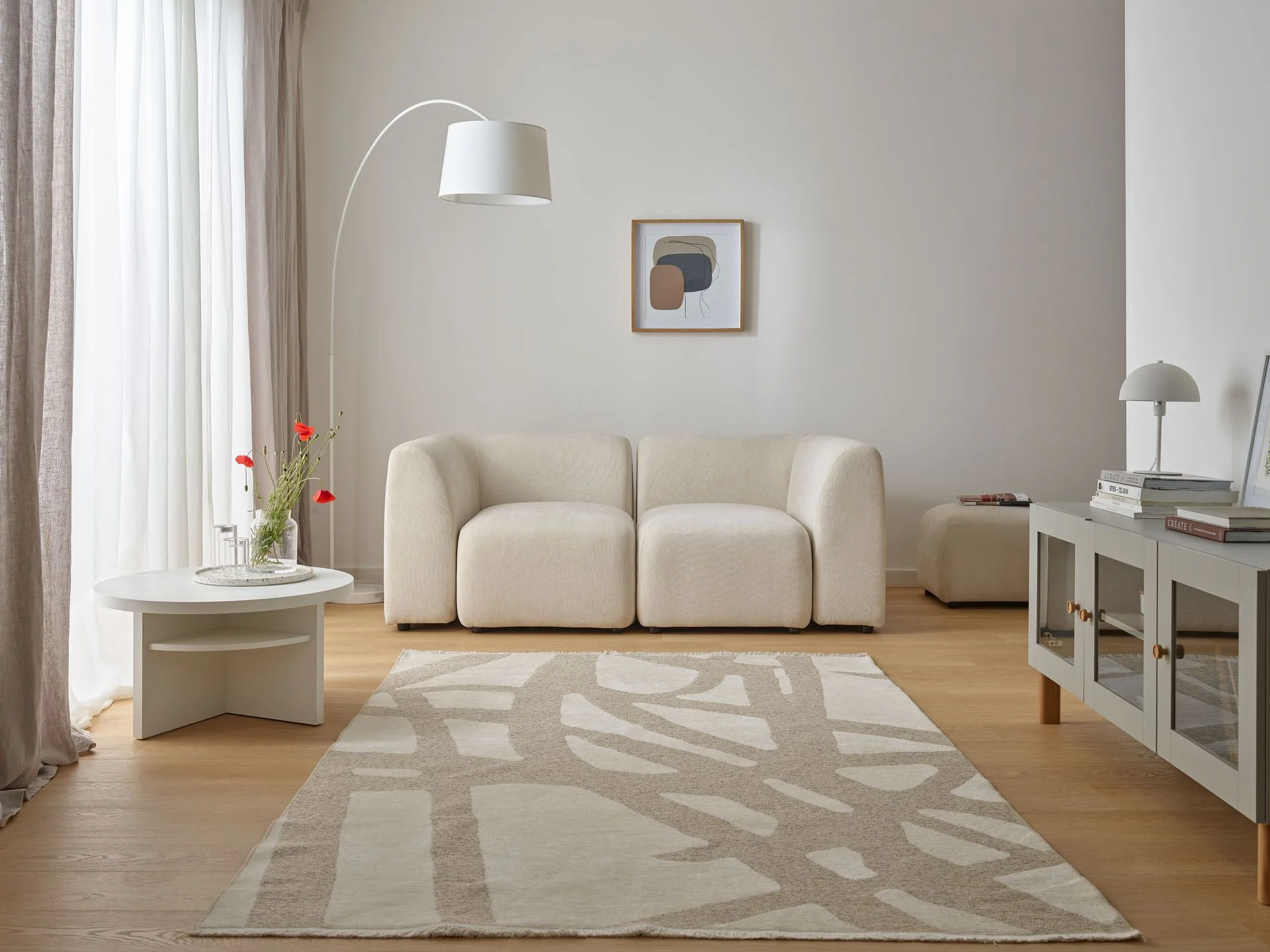 jasny salon z dywanem